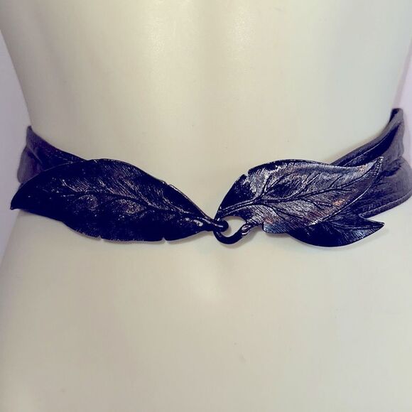 Vintage 80s/90s silvery/bronze faux leather belt with metal leaf buckle - Picture 2 of 6